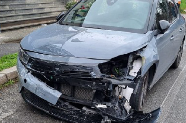 Ubriaco danneggia cinque auto in sosta e fugge
