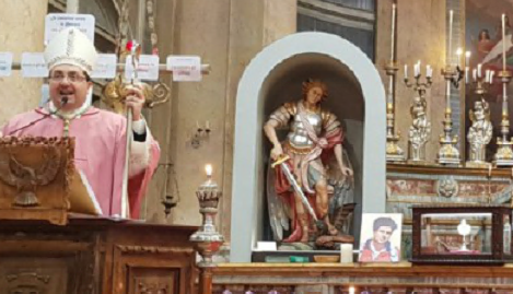 Tre capelli del beato in chiesa a Cavaglià
