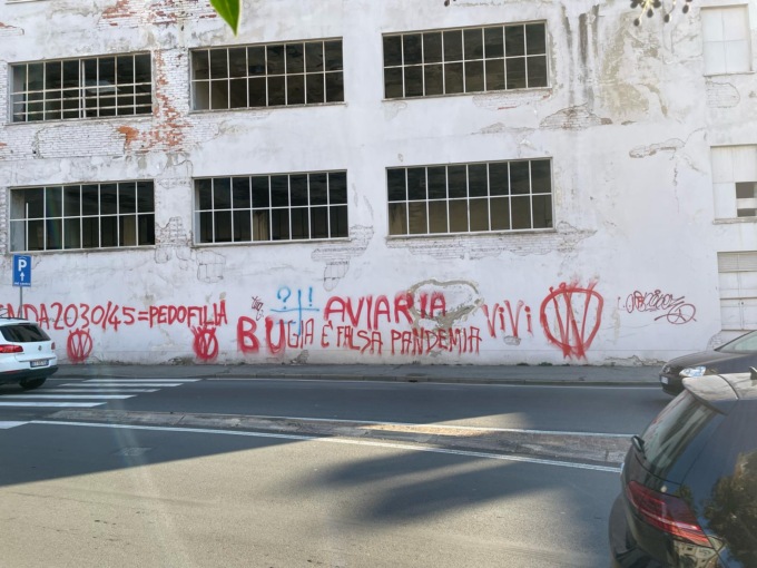Imbrattati i muri della ex Pettinatura con scritte no-vax e complottiste