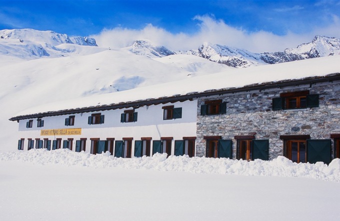 Valanga di neve investe il Rifugio Vittorio Sella al Lauson