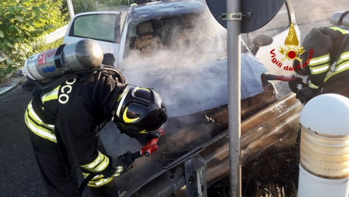 Auto in fiamme in superstrada spenta dai Vigili del fuoco