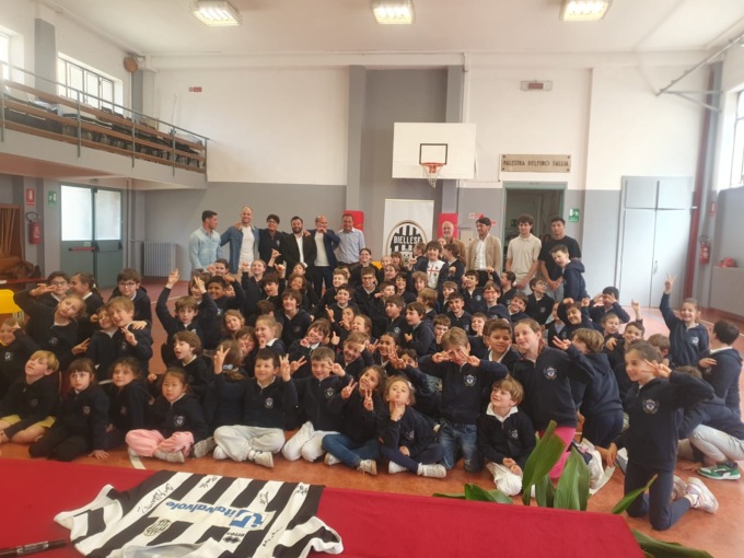 La Biellese in trionfo fa visita all’Istituto La Marmora: “Bambini, sognate con noi”. Immagini e video