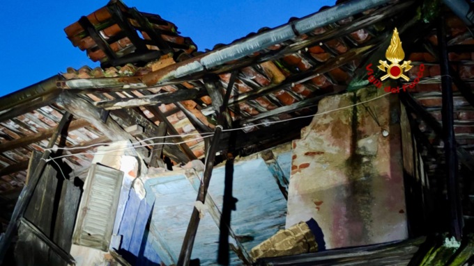 Crollo parziale di un’abitazione a Casapinta, intervento dei Vigili del fuoco