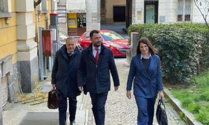 In aula il sottosegretario Delmastro: “Pensavo fosse un petardo, poi ho visto la scena”