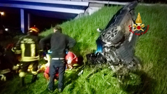 Valdengo, auto si ribalta in tangenziale: conducente in ospedale