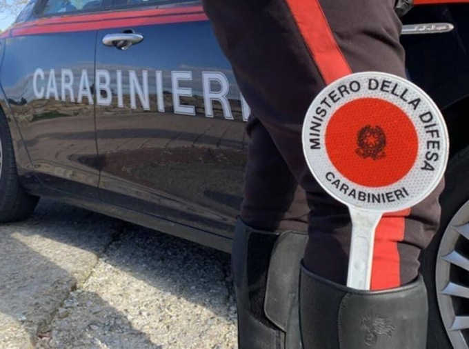 Paura per una carabina giocattolo: «Venite, c’è un fucile fra i rifiuti»