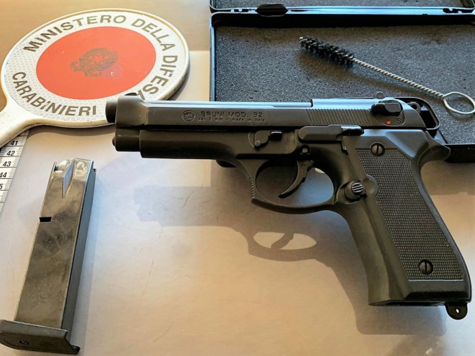Uomo minaccia il nuovo vicino di casa con una pistola (scacciacani)
