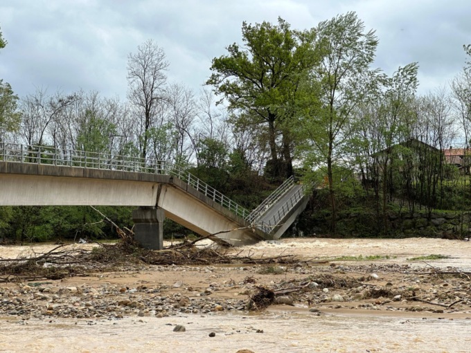 Crollato il Ponte Gilino a Mongrando, spazzato dalla piena dell’Elvo
