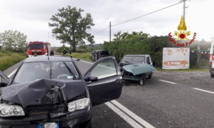 Frontale sulla provinciale per Vercelli: traffico fermo da mezz'ora