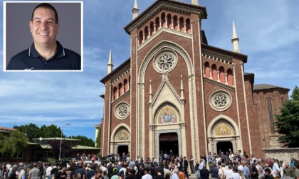 Biella saluta Martino Coda Zabetta: una chiesa stracolma, applausi e commozione per l’ultimo viaggio