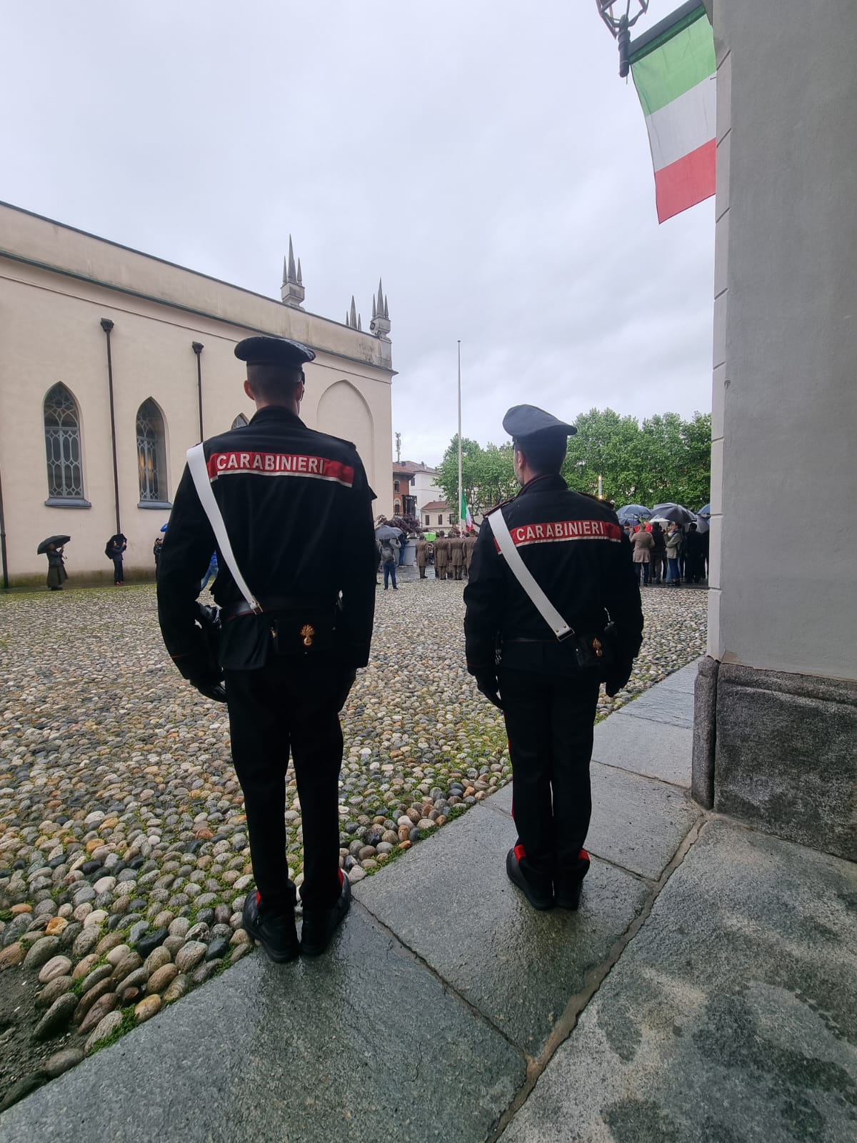 Alzabandiera in piazza duomo