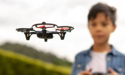 Drone comandato da un bambino colpisce un’auto in transito