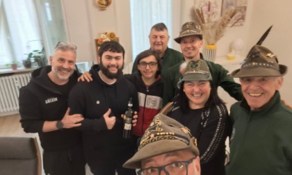 Biella, suonano a caso al citofono per un caffè: “Salite, Alpini!”
