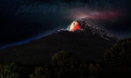 Anche il Mucrone in tricolore: un omaggio luminoso all'Adunata