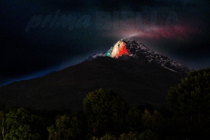 Anche il Mucrone in tricolore: un omaggio luminoso all’Adunata