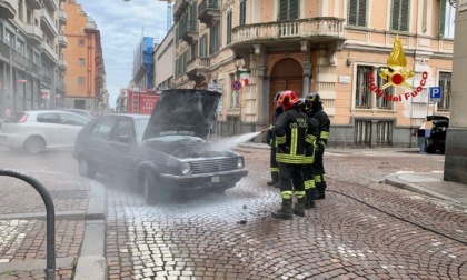 Principio d’incendio su un’auto spento dai Vigili del Fuoco