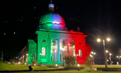 Il Santuario di Oropa illuminato con il tricolore