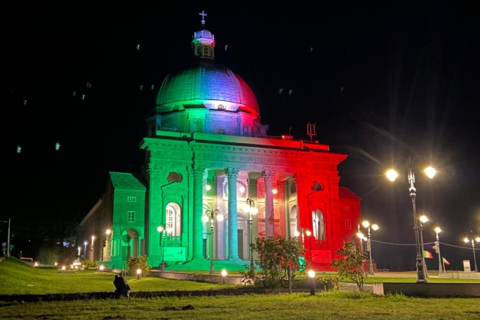 Il Santuario di Oropa illuminato con il tricolore