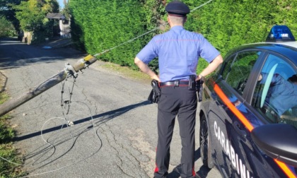 Palo della Telecom crolla sulla strada: intervengono i Carabinieri
