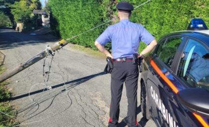 Palo della Telecom crolla sulla strada: intervengono i Carabinieri