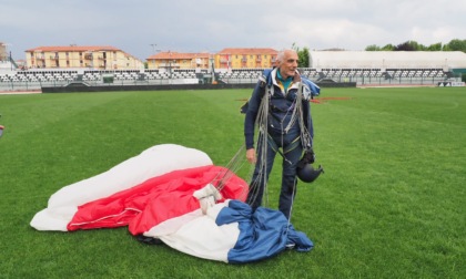 Il veterano dei paracadutisti Bruno Scaglione, 83 anni, si lancia nei cieli di Biella