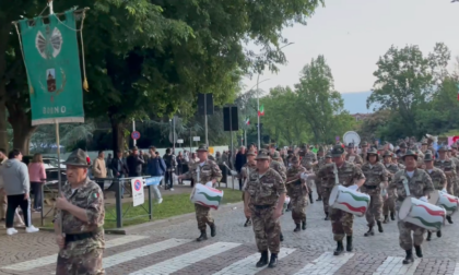 Adunata Alpini: Biella centro pieno di Penne nere per il sabato sera