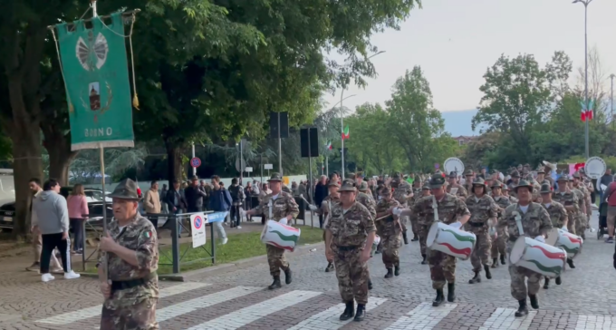 Adunata Alpini: Biella centro pieno di Penne nere per il sabato sera