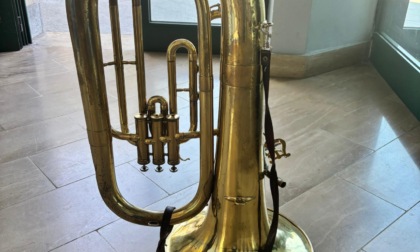 Un trombone consegnato ai Carabinieri: misterioso ritrovamento tra la stazione e via per Candelo