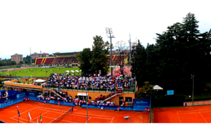 Caos al circolo tennis per il lancio di paracadutisti: decine di persone salite sulle tribune senza permesso