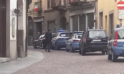 Rissa nel centro città, cane ucciso e due feriti: caos a pochi giorni dall’Adunata