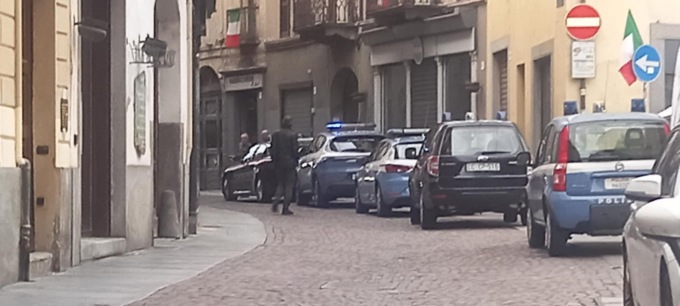 Rissa nel centro città, cane ucciso e due feriti: caos a pochi giorni dall’Adunata