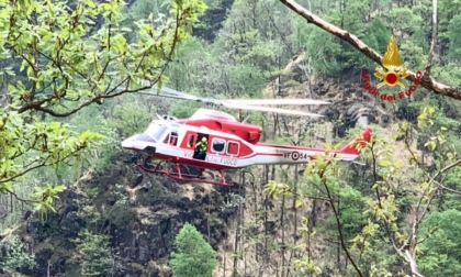 Uomo cade in un crepaccio: soccorritori avviano le ricerche e lo elitrasportano in ospedale
