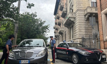 Tenta di fermare i ladri dell’auto: minacciato con un coltello, li mette in fuga a pugni