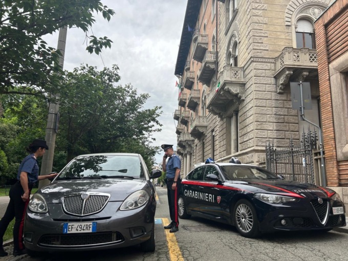 Tenta di fermare i ladri dell’auto: minacciato con un coltello, li mette in fuga a pugni