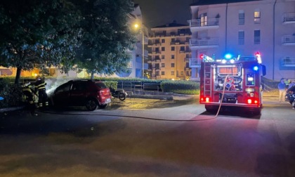 Due auto in fiamme nella notte: ipotesi dolosa, indagini in corso