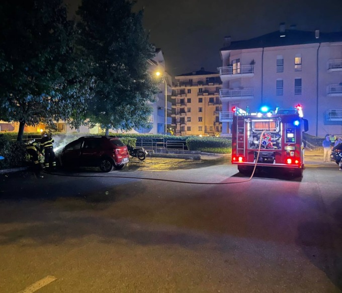 Due auto in fiamme nella notte: ipotesi dolosa, indagini in corso