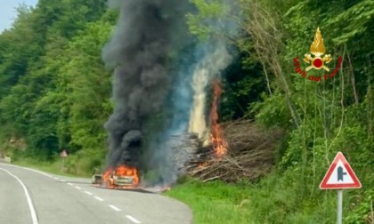 Auto in fiamme sulla Settimo Vittone mette fuoco a una catasta di legno