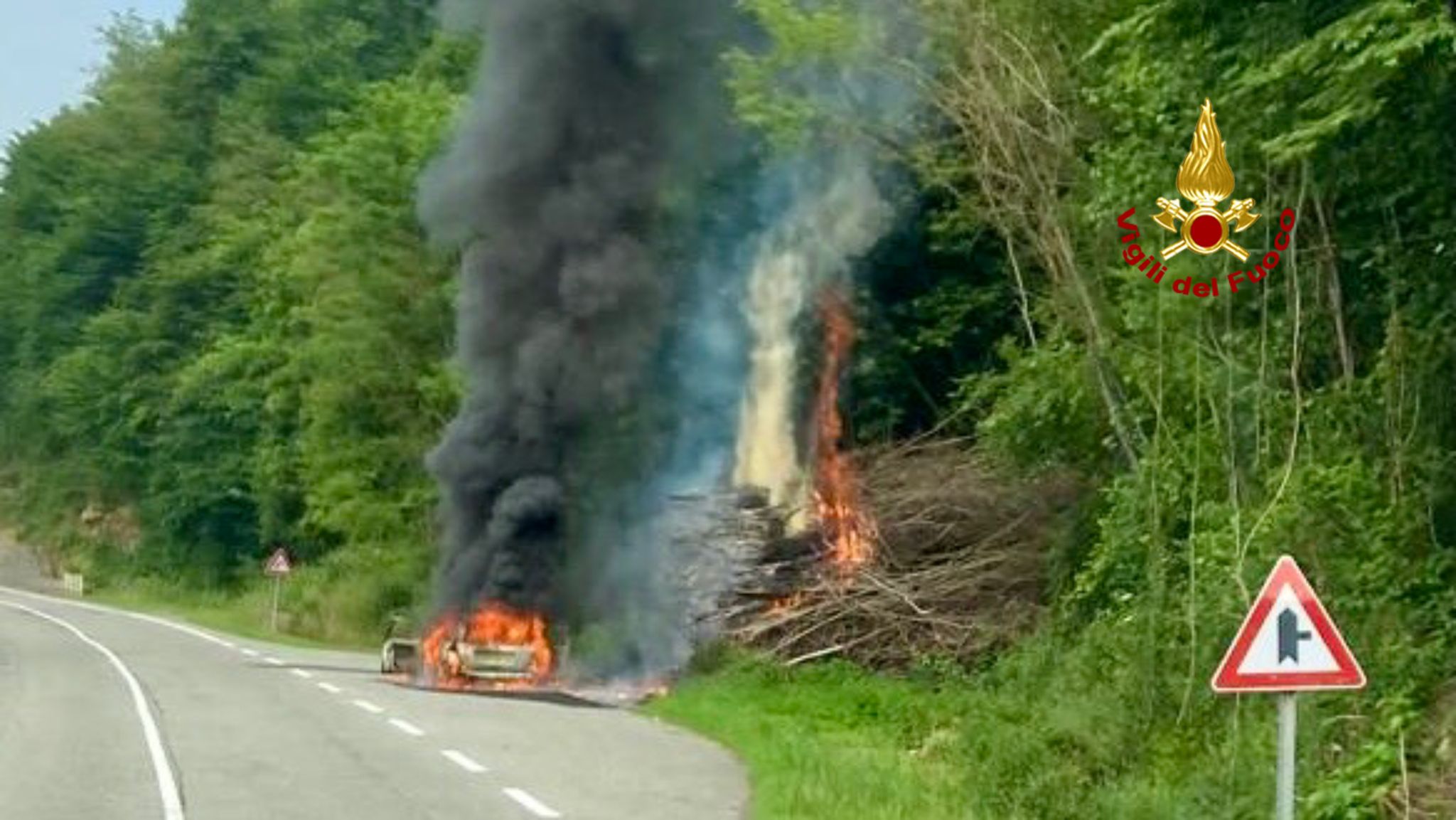 Auto in fiamme sulla Settimo Vittone 1