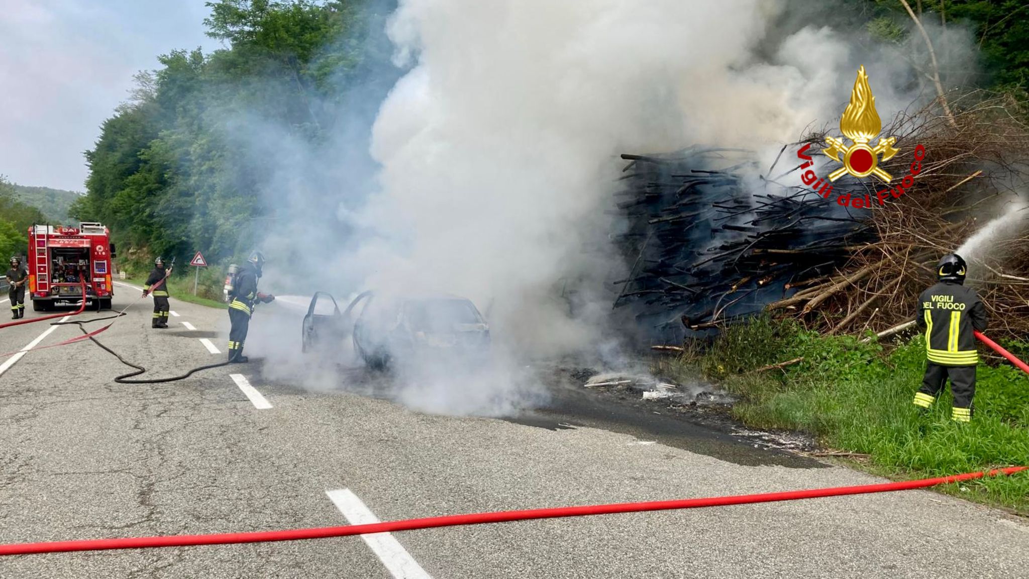 Auto in fiamme sulla Settimo Vittone 2