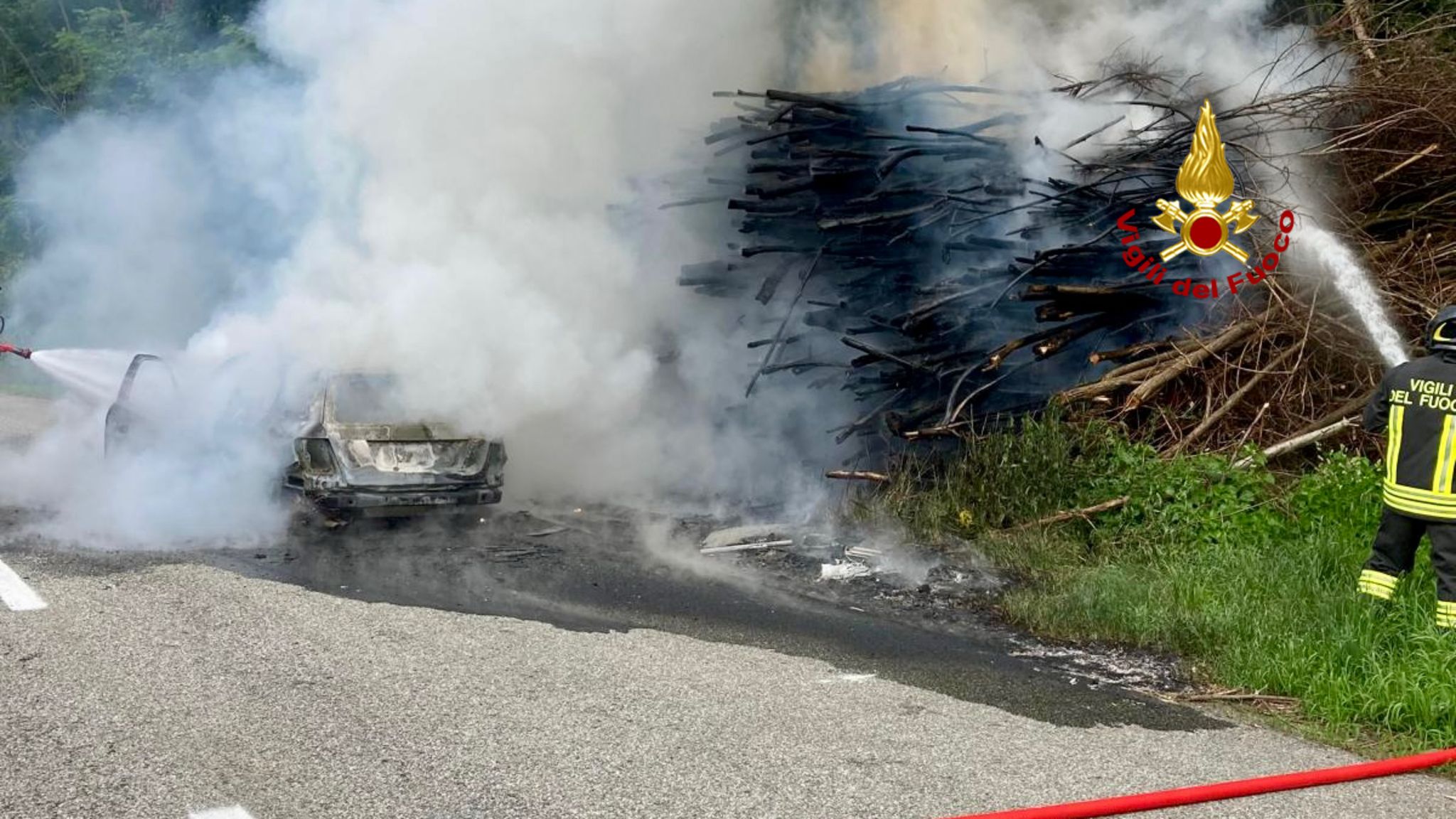 Auto in fiamme sulla Settimo Vittone 3