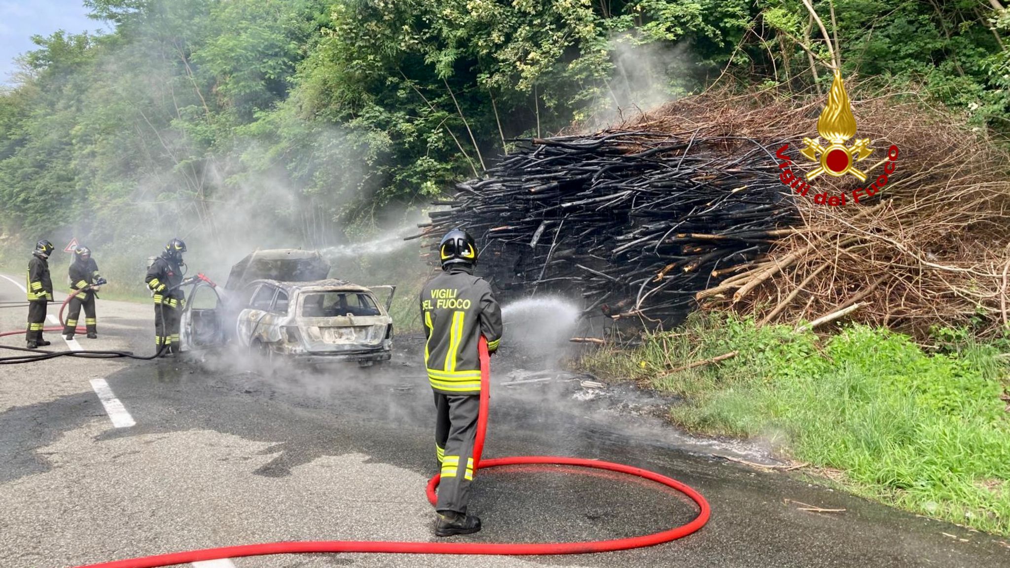 Auto in fiamme sulla Settimo Vittone 4