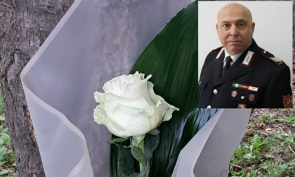 Un fiore per il brigadiere: l’omaggio silenzioso davanti alla caserma di Candelo
