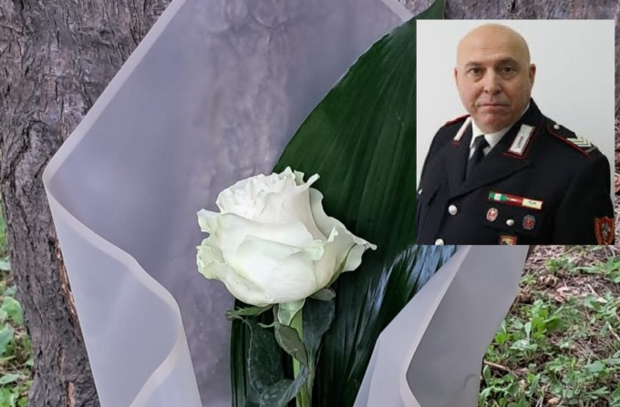 Un fiore per il brigadiere: l’omaggio silenzioso davanti alla caserma di Candelo