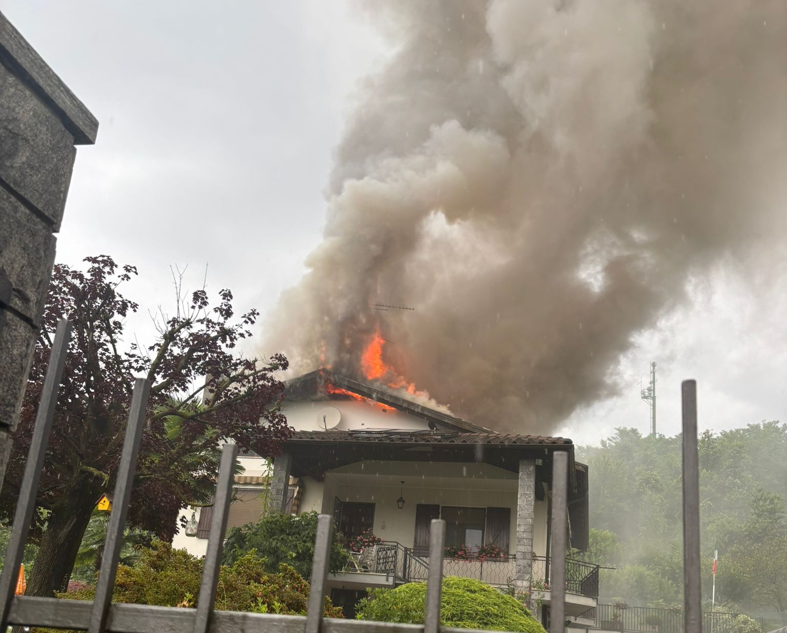 FOTO PER ECO DI BIELLA - Casa Salussola in fiamme dopo fulmine 3