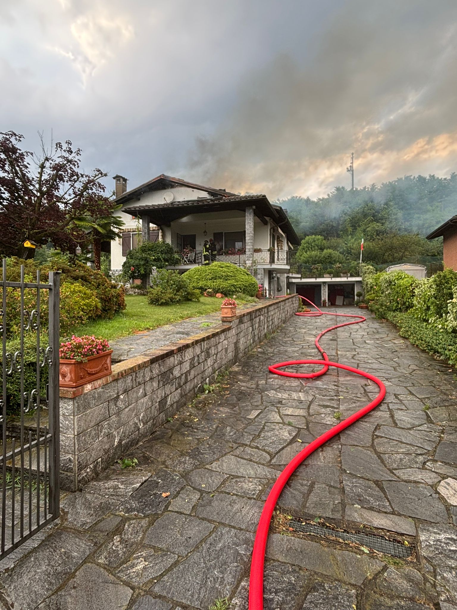 FOTO PER ECO DI BIELLA - Casa Salussola in fiamme dopo fulmine 4