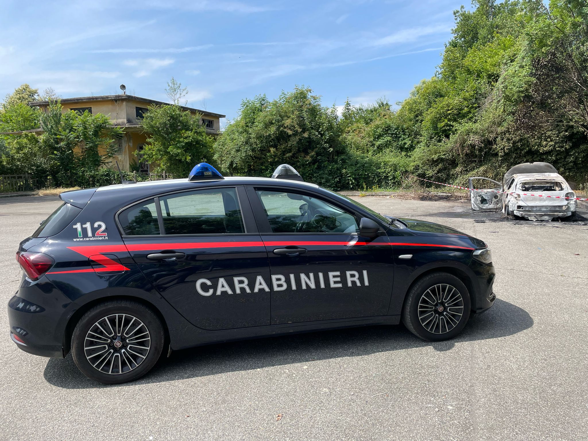 Foto di GLJ per ECO DI BIELLA - Auto usata per la rapina incendiata presidiata dai carabinieri