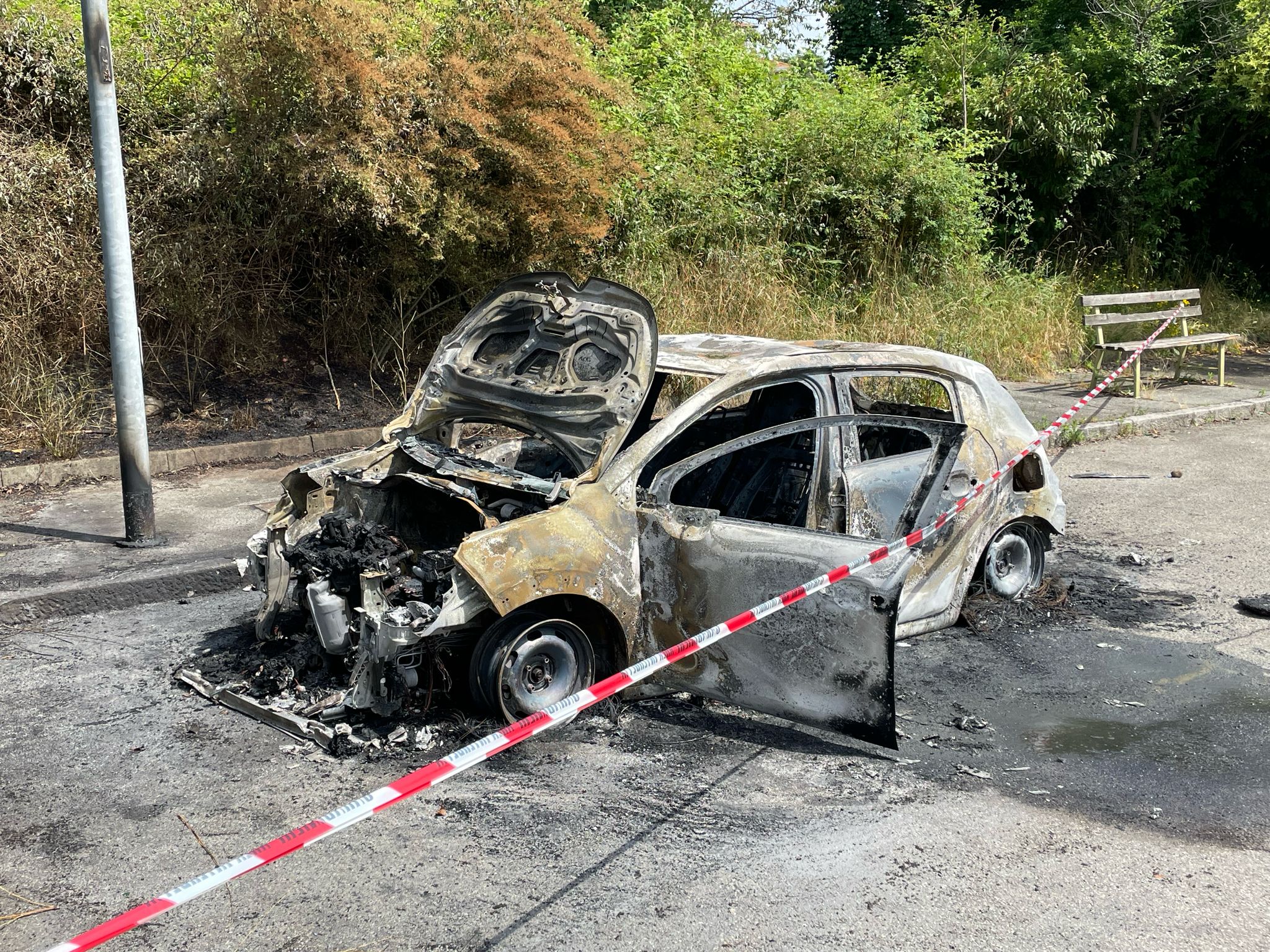 Foto di GLJ per ECO DI BIELLA - Auto usata per la rapina incendiata rapina poste candelo