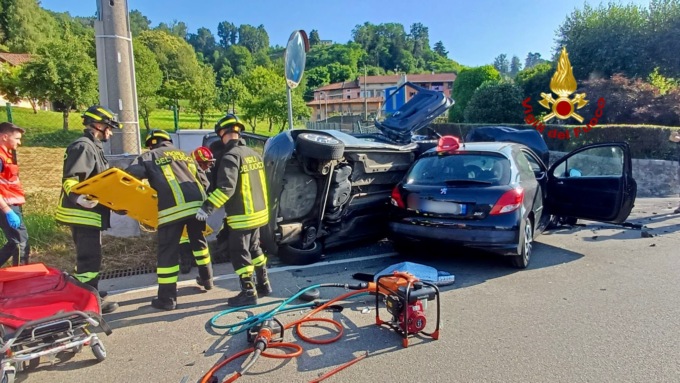 Violento frontale in auto a Vigliano: gravissimo un giovane