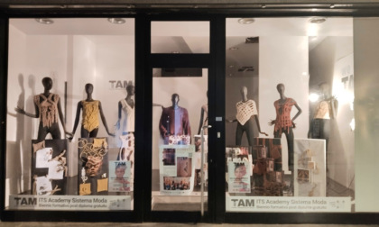 In vetrina in via Italia i capi realizzati dagli studenti del corso di maglieria di Its Tam