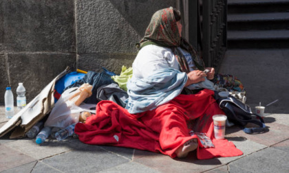 Donna dorme davanti alla chiesa: “Sto facendo un pellegrinaggio”